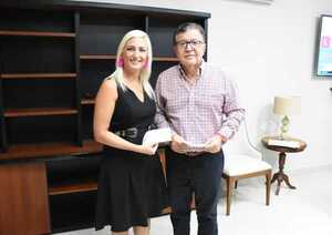 EBY entrega aporte institucional a coro de niñas de Itapúa