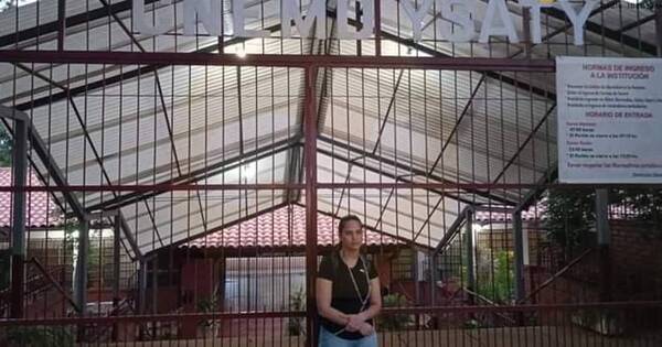 La Nación / Mujer se encadenó frente al colegio Ysaty porque expulsaron a su hijo