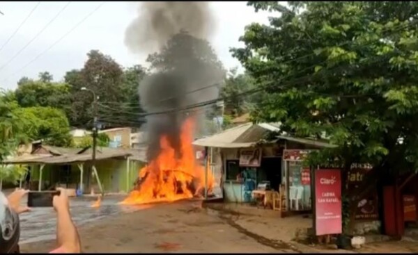 Auto incendiado llevaba combustible en bidones