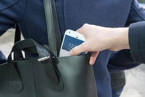 Ladrón que robó celular a adolescente fue reducido por la Policía - Nacionales - ABC Color