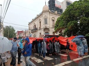“Contra todo prónostico”: se manifiestan frente al MUVH por viviendas sociales, a días de las elecciones - Economía - ABC Color