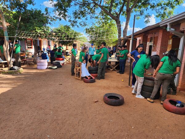 Ochenta jóvenes bachilleres dan clases bajo árboles