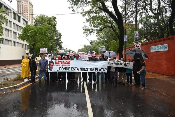 Essap: funcionarios jubilados se manifestaron para exigir pago de haberes   - Nacionales - ABC Color