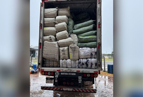 Golpe al contrabando: incautaron un camión repleto de prendas de vestir - Megacadena — Últimas Noticias de Paraguay