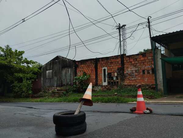 Riesgo mortal: cierran calle por culpa de cables sueltos en transitada avenida - C9N