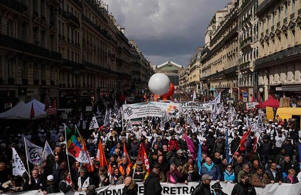 La duodécima jornada de protestas en Francia atrajo menos manifestantes antes del dictamen de la reforma de pensiones - Revista PLUS