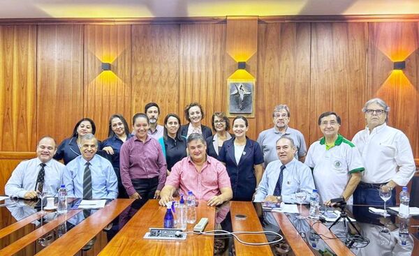 Tiki González recibió apoyo de directores de colegios privados de Alto Paraná - Noticde.com