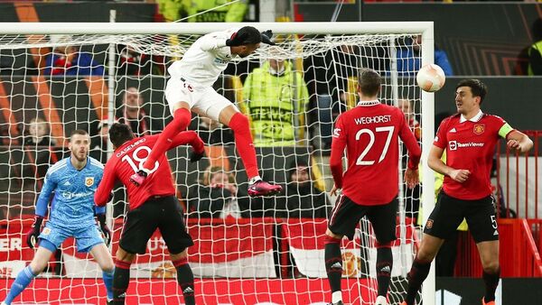 El Sevilla resucita de la nada