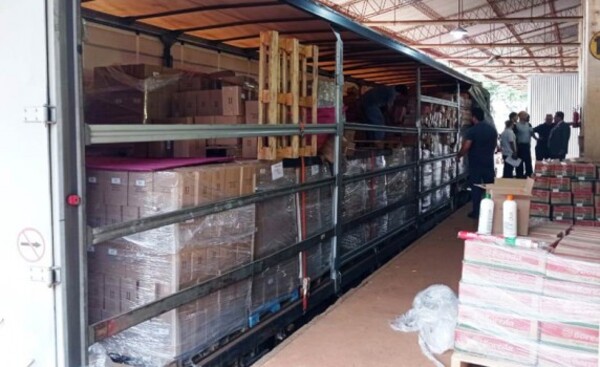 Incautan camión con cargamento supuestamente de contrabando