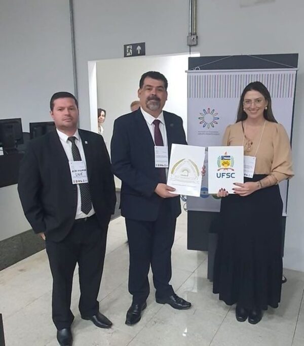 UNE firma convenio con universidad brasileña
