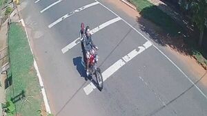Yaguarón: Motochorros arrojan al suelo a una estudiante para robarle su celular