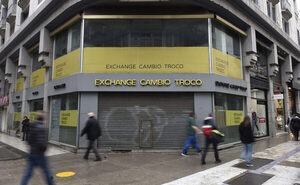 El dólar da un salto en el mercado paralelo de Argentina y rompe una nueva marca - MarketData