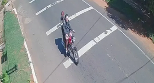 Motochorros arrojan al suelo a una estudiante para robarle su celular - Noticiero Paraguay