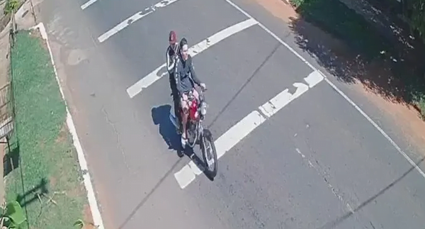 Motochorros arrojan al suelo a una estudiante para robarle su celular - Noticiero Paraguay