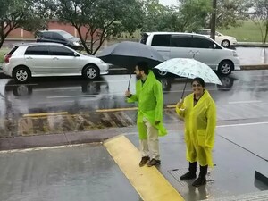 PROFES DE UN COLEGIO ENCARNACENO RECIBIERON A SUS ALUMNOS CON PARAGUAS PARA QUE NO SE MOJEN
