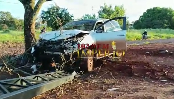 Abandonan camioneta tras choque por una columna de una obra - Radio Imperio