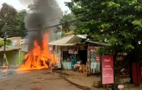 Llevaba bidones de combustible en su auto y se incendió por completo