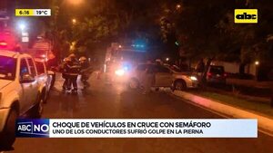 Video: Choque de vehículos en cruce con semáforo  - ABC Noticias - ABC Color