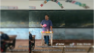 [VIDEO] Pura vocación: el profe que, pese a las limitaciones, se ingenia para enseñar
