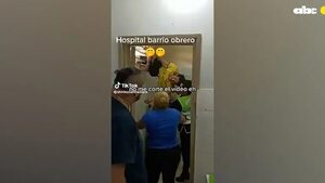 Video: detenido por hurto intenta escapar por la ventana del baño del Hospital de Barrio Obrero - Nacionales - ABC Color