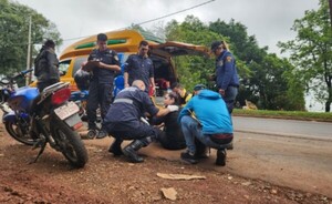 Motobolt y pasajera sufrieron accidente a raíz del reventón de rueda