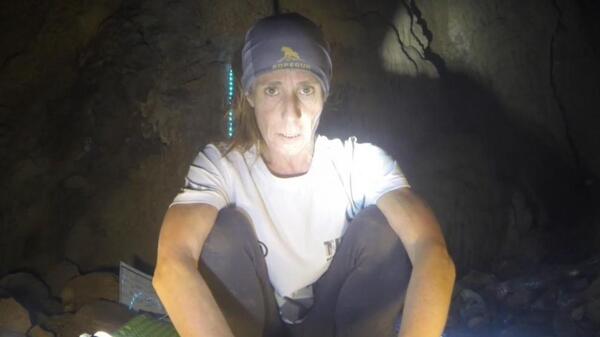 Diario HOY | Una española sale de una cueva en la que pasó aislada 500 días