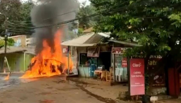 Llevaba bidones de combustible en su auto y se incendió por completo - Noticiero Paraguay