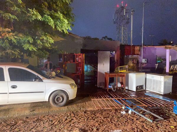 Celular conectado al cargador explotó y ocasionó incendio parcial de una vivienda - Radio Imperio