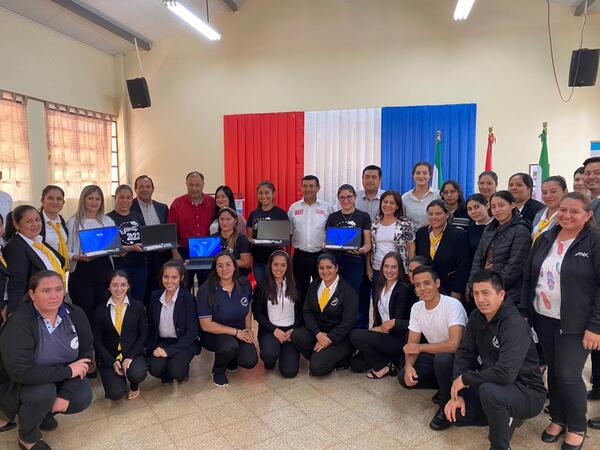 GOBIERNO NACIONAL ENTREGA NOTEBOOKS CON INTERNET GRATUITO AL INSTITUTO DE FORMACIÓN DOCENTE