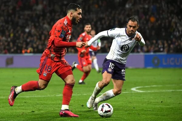 Lacazette acerca al Lyon a Europa - Fútbol Internacional - ABC Color