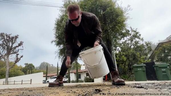 Cansado de esperar, Arnold Schwarzenegger rellena un bache en su barrio de Los Ángeles