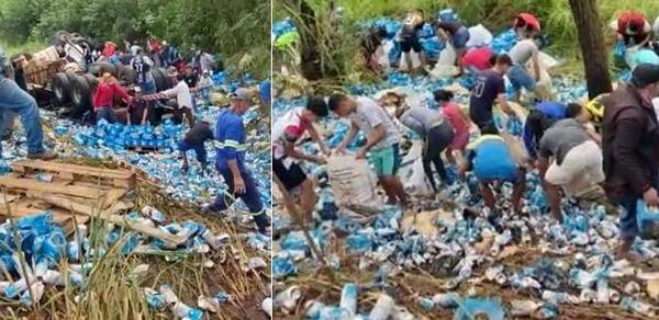 [VIDEO] Camión de cerveza volcó y todos pelearon por "la rubia"