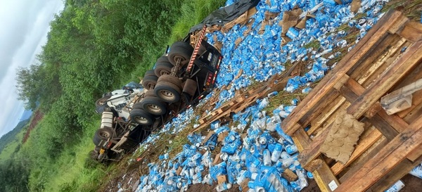 Camión cervecero volcó en Itapopó - Radio Imperio