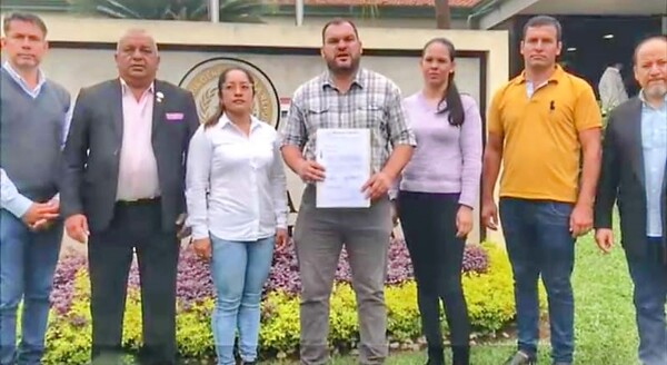 Intendente de Emboscada contraataca y repudia calumnias contra su dignidad por acusaciones “eminentemente políticas” – La Mira Digital