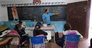 La Nación / Docente que se hizo viral enseñando ciencias trabaja ad honorem en escuela de Concepción