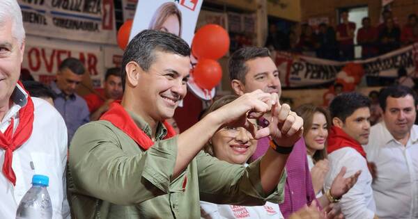 La Nación / Multitud colorada en Concepción reforzó apoyo a candidatura de Santiago Peña