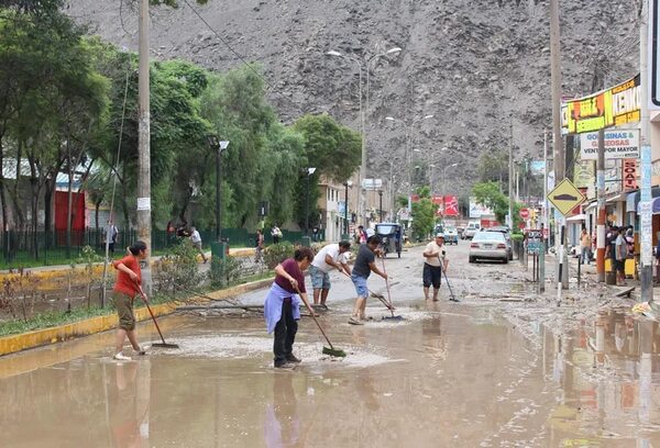 Un muerto y dos desaparecidos tras nuevo deslizamiento en zona rural de Lima - Mundo - ABC Color