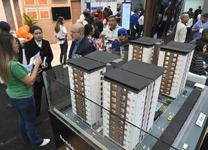 Multitud  copó ayer expoferia con la esperanza de acceder a una vivienda - Economía - ABC Color