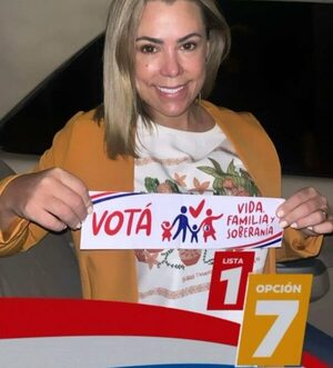 Lizarella Valiente, candidata a senadora, dijo que ya no tiene la cola de antes y saludó a los bailarines