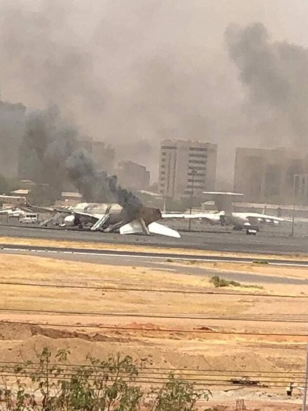 Cruce de fuego, explosiones, aviones destruidos y toma de aeropuertos en Sudán | 1000 Noticias