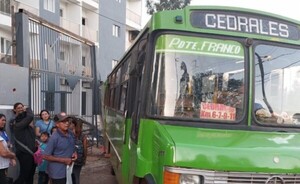 Presidente Franco: Bus perdió el cardán y chocó contra muralla
