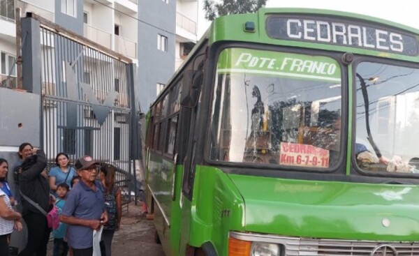 Presidente Franco: Bus perdió el cardán y chocó contra muralla