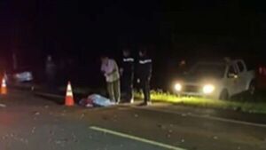 Choque frontal entre motocicleta y camioneta deja un muerto