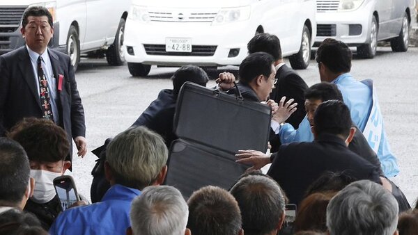 Primer ministro de Japón es evacuado por explosión durante un acto