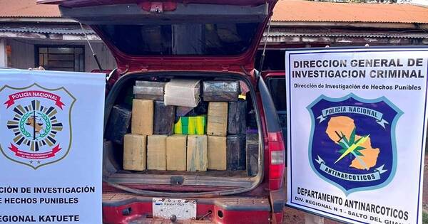 La Nación / Canindeyú: vehículo con 897 kilos de droga chocó por una casa y traficantes huyeron