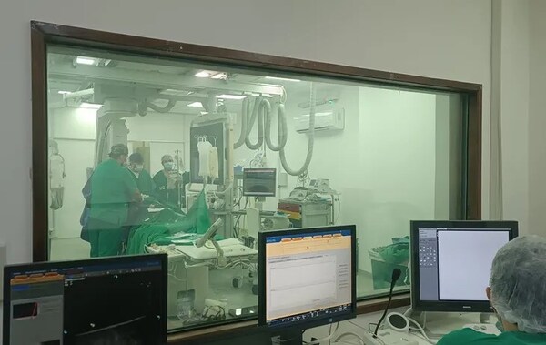 NEUROCIRUJANOS DE MEDICINA DE LA UNA APLICAN POR PRIMERA VEZ TRATAMIENTO OCULAR