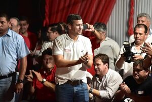 AUDIO: Dirigente colorado afirma que electores cuestionan a Santiago Peña por no desprenderse de figura de Horacio Cartes - No tiene nombre - ABC Color