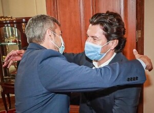 Nelson Haedo visitó a Mario Abdo para invitación a su partido de despedida | 1000 Noticias