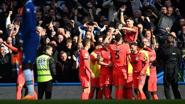 El golazo de Julio Enciso desde las gradas de Stamford Bridge