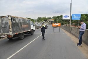 Video: cierran media calzada de viaducto ante grieta que habría sido causada por un camión - Nacionales - ABC Color